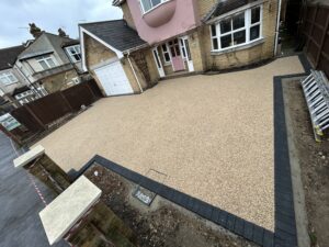 resin bound driveway with dark grey border